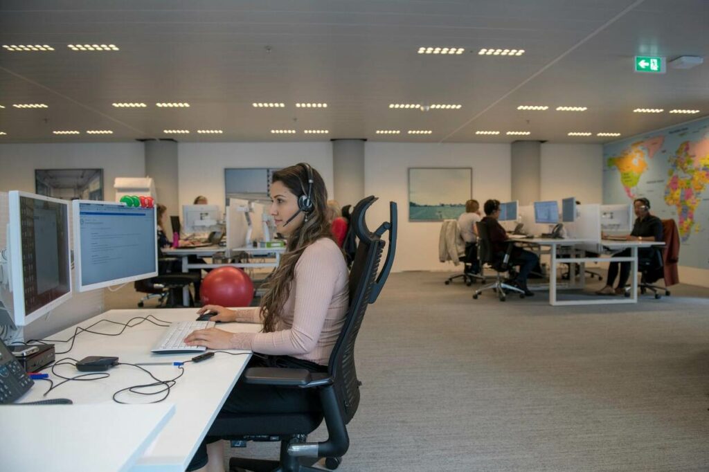 Het klantcontact van Buitenlandse Zaken is georganiseerd onder de noemer Nederland Wereldwijd. Naomi van Weelden geeft een kijkje in de keuken.